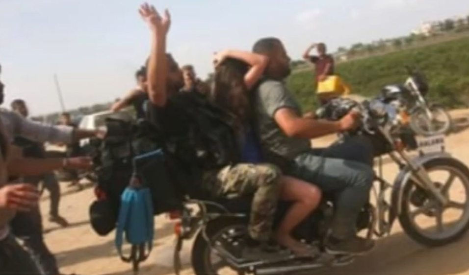 התמונה המפורסמת: ספיר נחטפת באופנוע לעזה