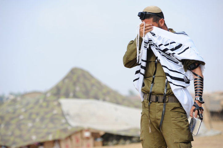לוחם צה"ל בתפילה. אילוסטרציה