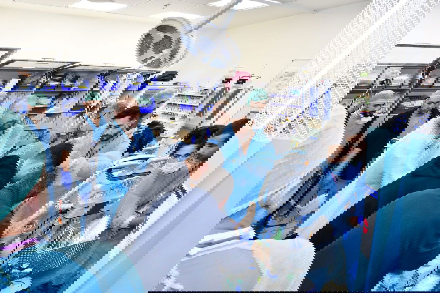 טיפול באחד הפצועים בחדר הלם