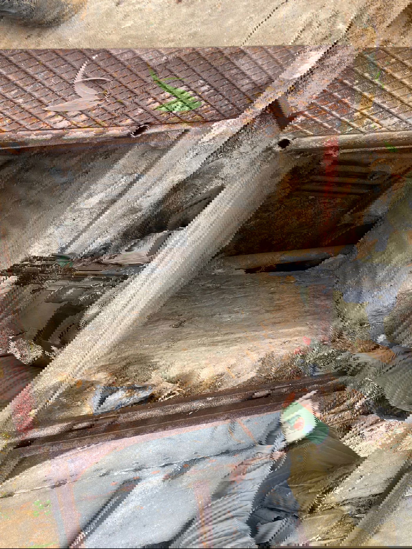 פיר מנהרה ואמצעי לחימה שאיתרו הלוחמים במחנה אל בורייג׳ ממחנות המרכז