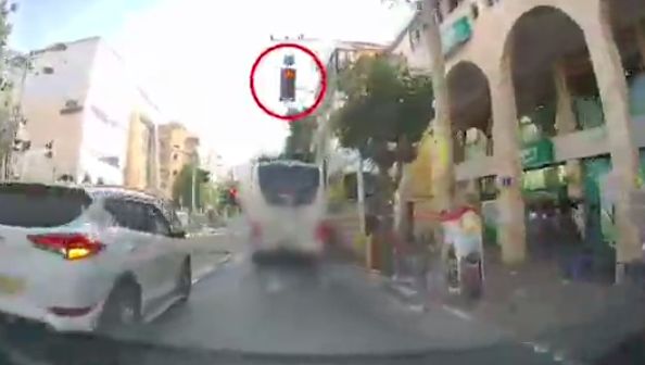 נהג אוטובוס בבני ברק חוצה צומת ברמזור אדום תוך סיכון חיי משתמשי הדרך