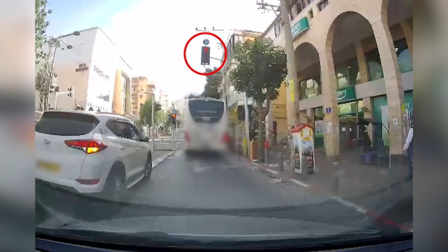 נהג האוטובוס חוצה באדום