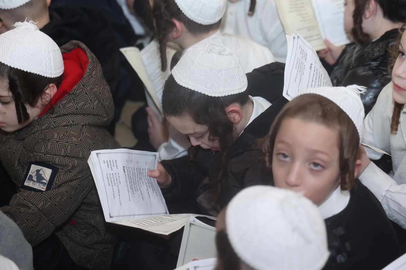 ילדי תולדות אהרן בקבר רחל