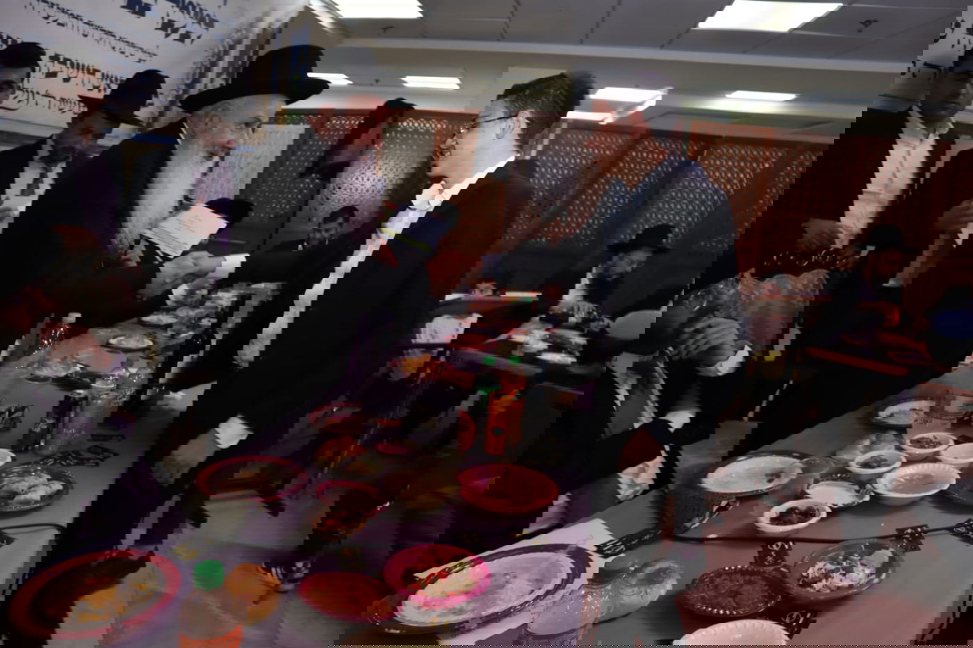 בטקס מיוחד: התלמידים העניקו תעודת הוקרה לראש הישיבה