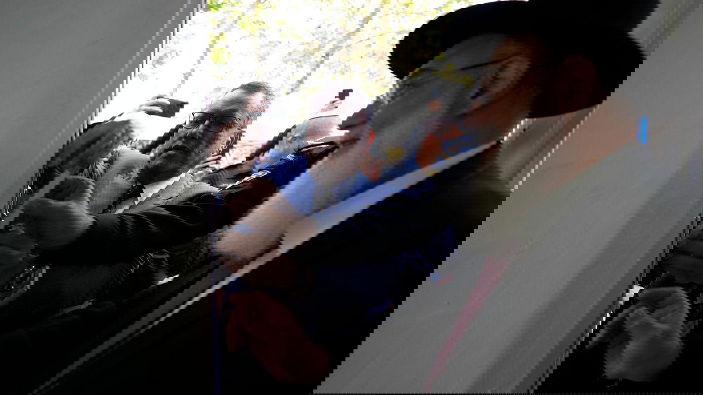 יו"ר המינהל הקהילתי מנחם שוורץ עם ראה"ע ליאון בקביעת מזוזה