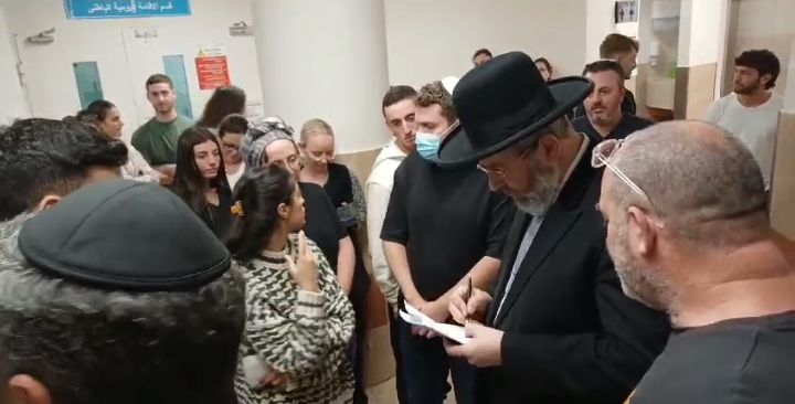 הרב הראשי ביקר את החיילים ורשם את שמותיהם על פתק שהוא מחזיק בכיסו: "נמשיך ונתפלל"