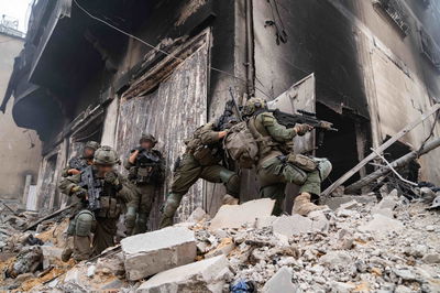 עוברים בית בית. חיילי צה"ל בעזה 