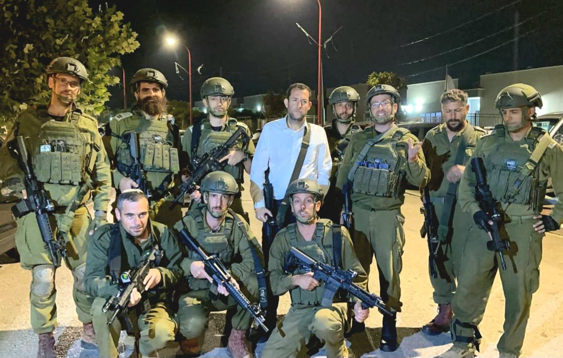 לוחמי ההגמ"ר עם ראש מועצת שומרון 