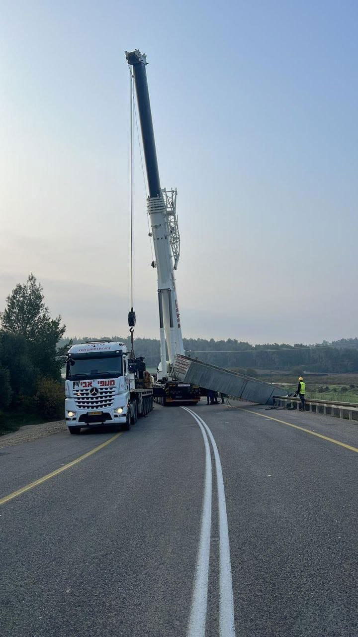 נפל מהמשאית וחסם את הכביש