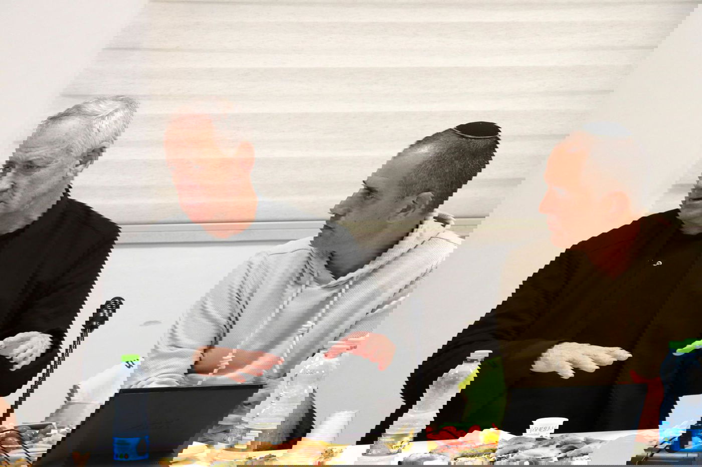 גנץ בדרום: "מי שלא יכנע יקבר בסוף, מוכנים לשלב הבא" 