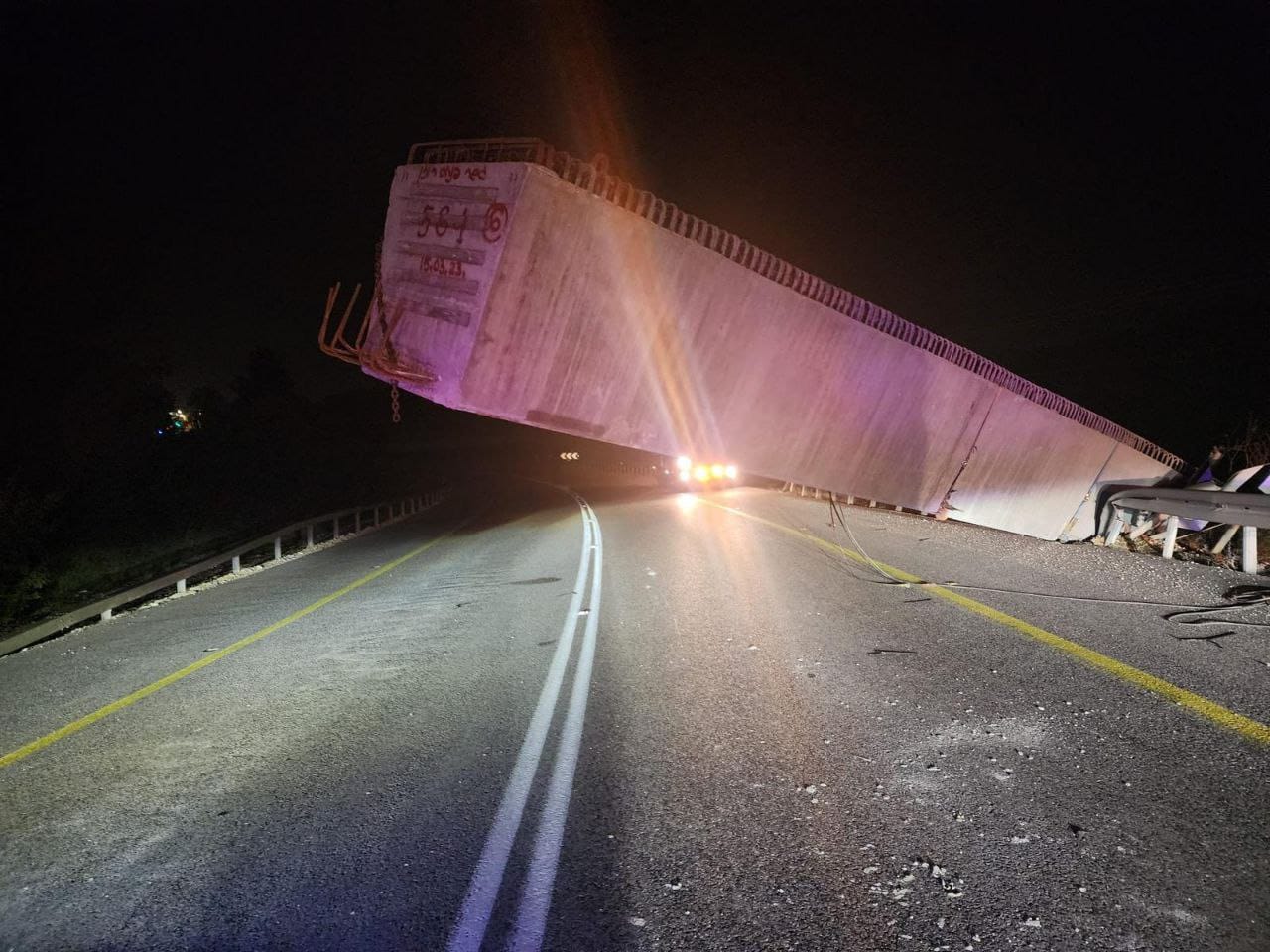 קורת בטון גדולה שנפלה ממשאית על הכביש בעת הובלתה