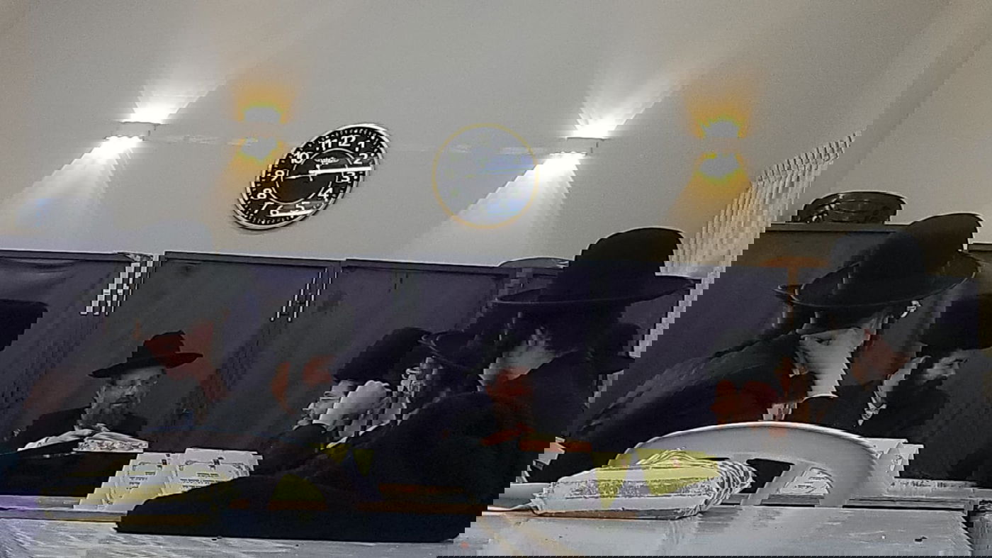 הרב כהנא בתום המבחן מספר לחסידים על מה שהיה לו עם הרבי