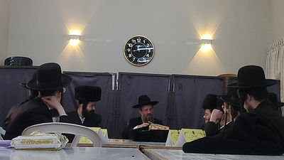 הרב כהנא בתום המבחן מספר לחסידים על מה שהיה לו עם הרבי