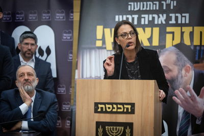 גלית דיסטל לצד יו"ר ש"ס אריה דרעי