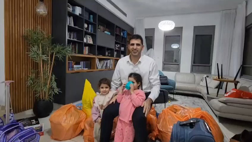 צפו בשר קרעי שחזר לביתו עם ילדיו