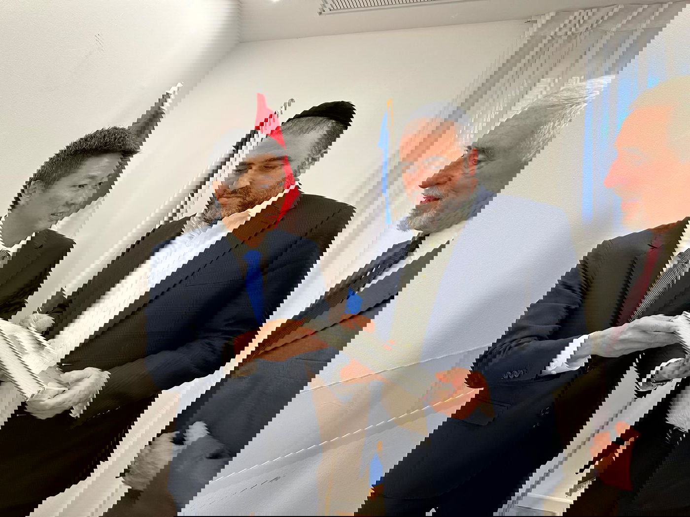 שר הפנים עם השגריר היום