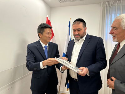 שר הפנים עם השגריר היום