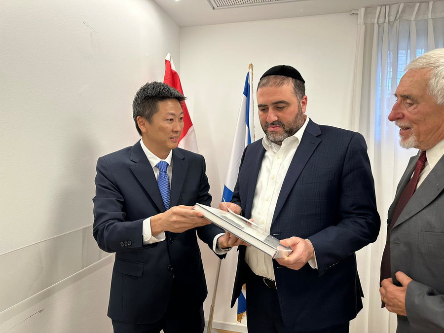 שר הפנים עם השגריר היום