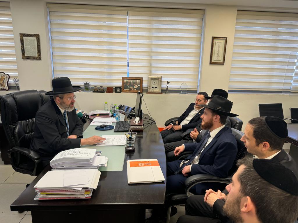 משלחת אגף הלכה באיחוד הצלה מקבלים  את ברכת הרב לאו