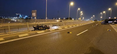 החשודים התגלחו עם האופנוע על הכביש