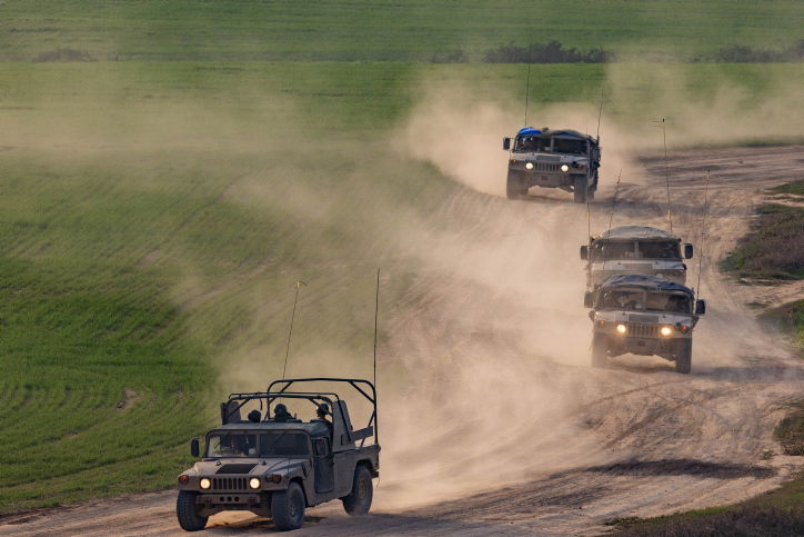 לוחמים ליד גדר הגבול
