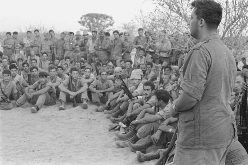 מפקד גדוד 890, אריאל שרון, מתדרך את הכוח לפני הפעולה