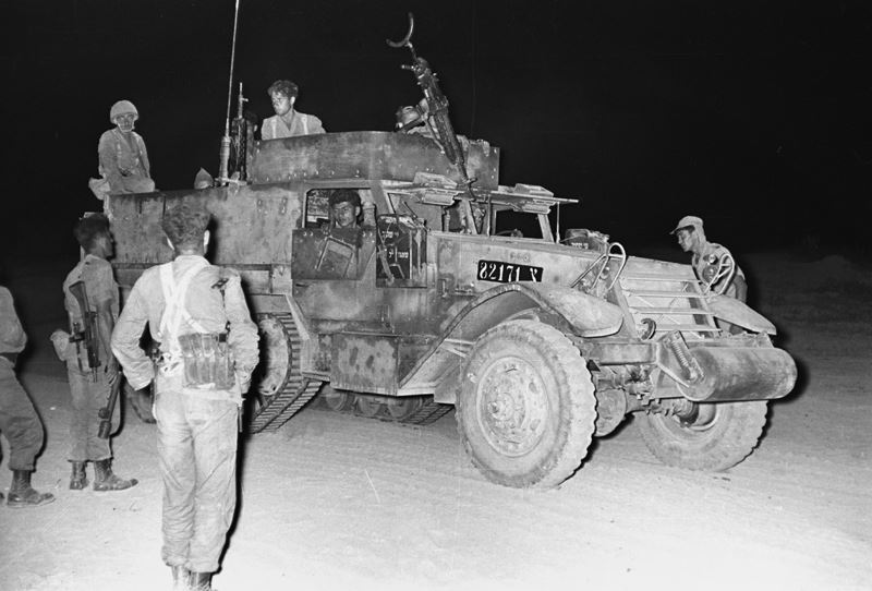 זחל"מ של הצנחנים בזמן הפעולה. הזחל"מ חמוש בשני מקלעי בזה