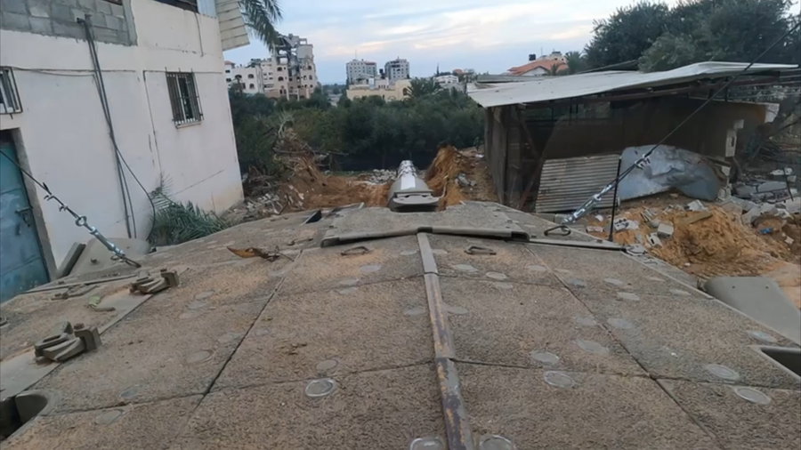 תיעוד מירי הטנק של חטיבה 179 אל עבר הבניין הממולכד