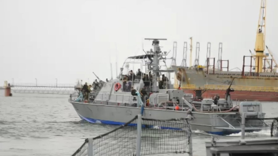 תיעוד מהשמדת מטענים שהוטמנו סמוך לחוף על ידי כוחות חיל הים