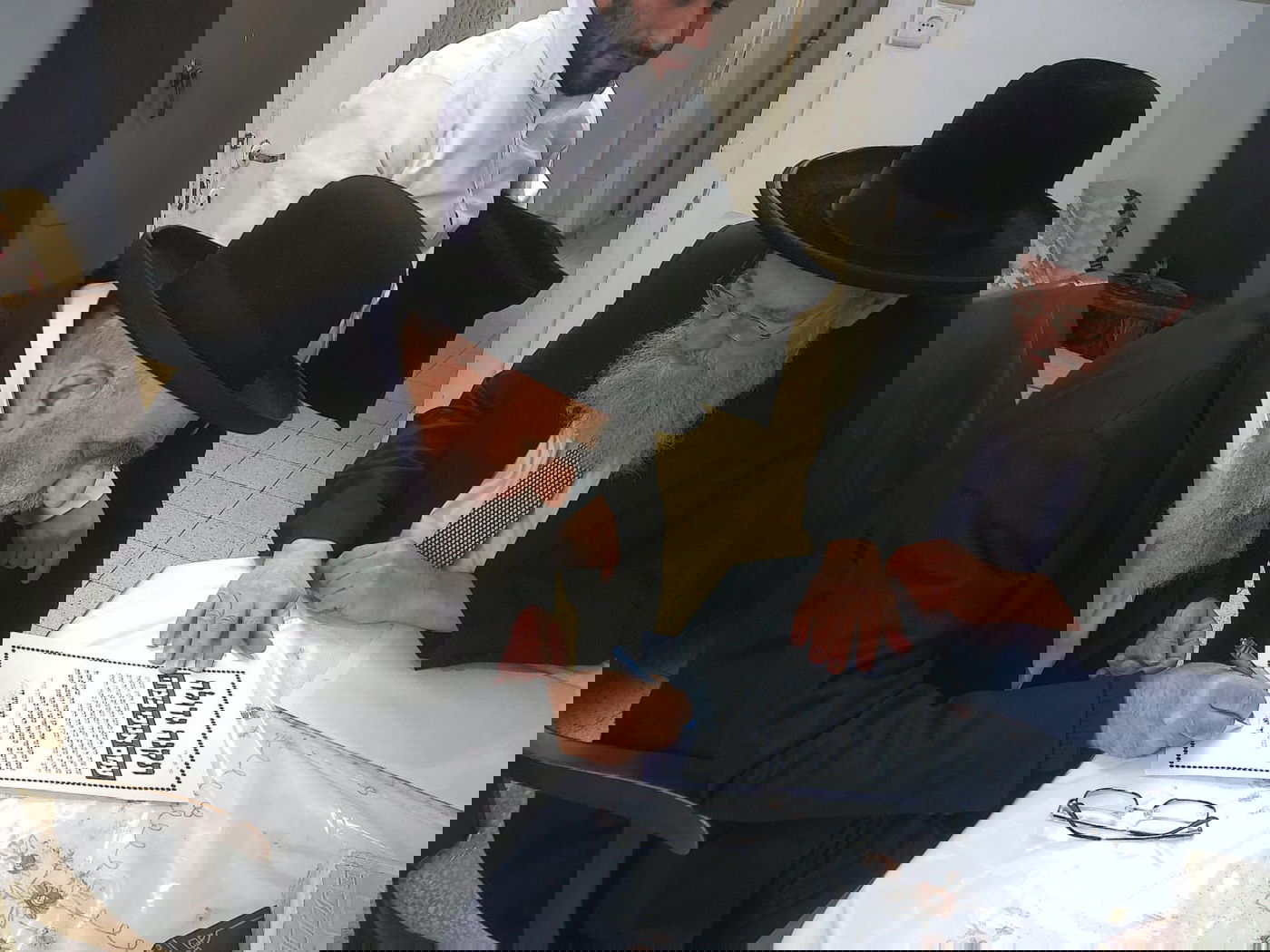 ההוראה החריגה של הרבנים הספרדיים:
"להימנע מאכילת בשר"