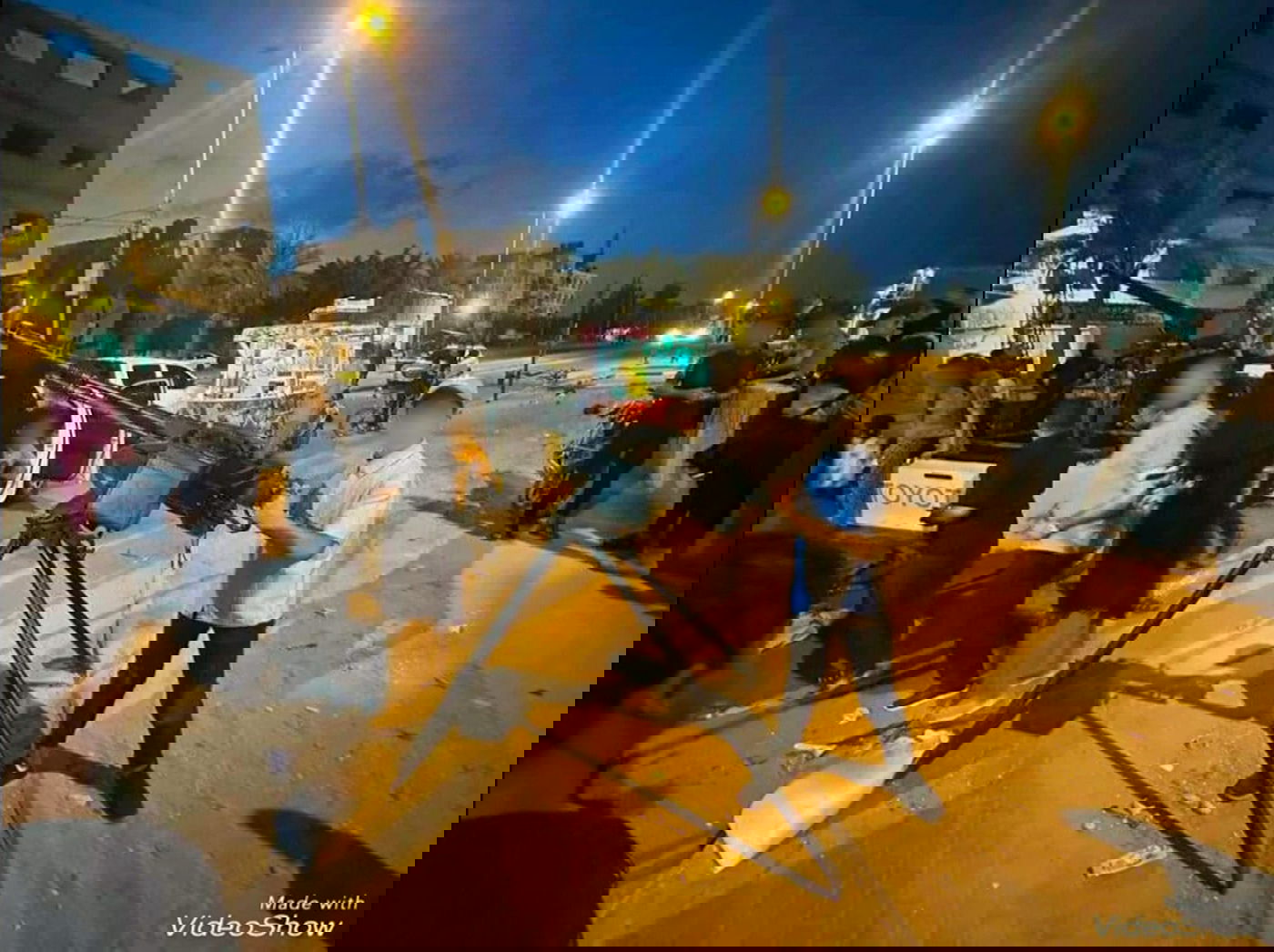 ילדים מתנסים באמצעי לחימה לצד פעילי ארגון הטרור