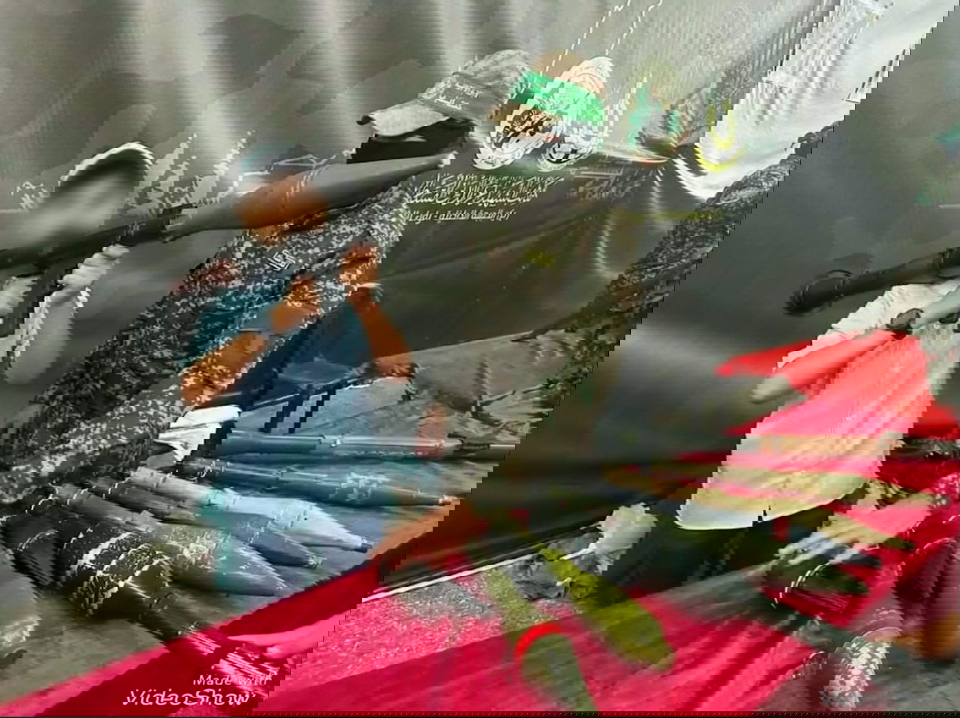 ילדים מתנסים באמצעי לחימה לצד פעילי ארגון הטרור