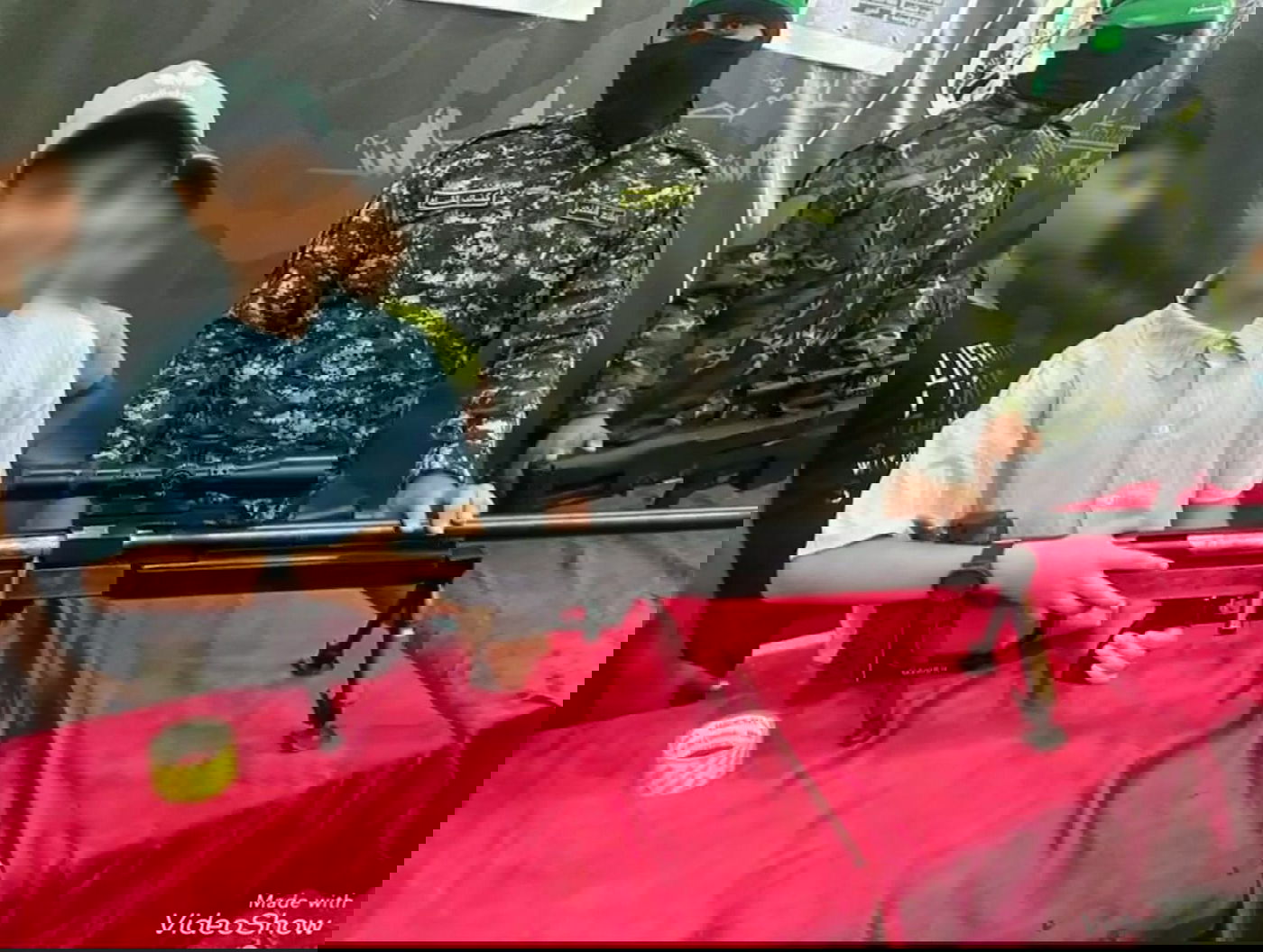 ילדים מתנסים באמצעי לחימה לצד פעילי ארגון הטרור