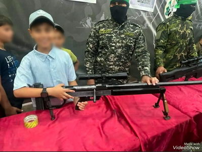 ילדים מתנסים באמצעי לחימה לצד פעילי ארגון הטרור