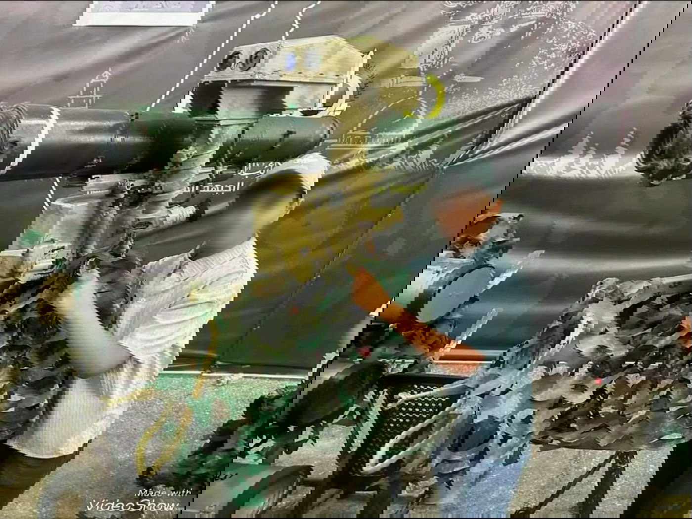 ילדים מתנסים באמצעי לחימה לצד פעילי ארגון הטרור