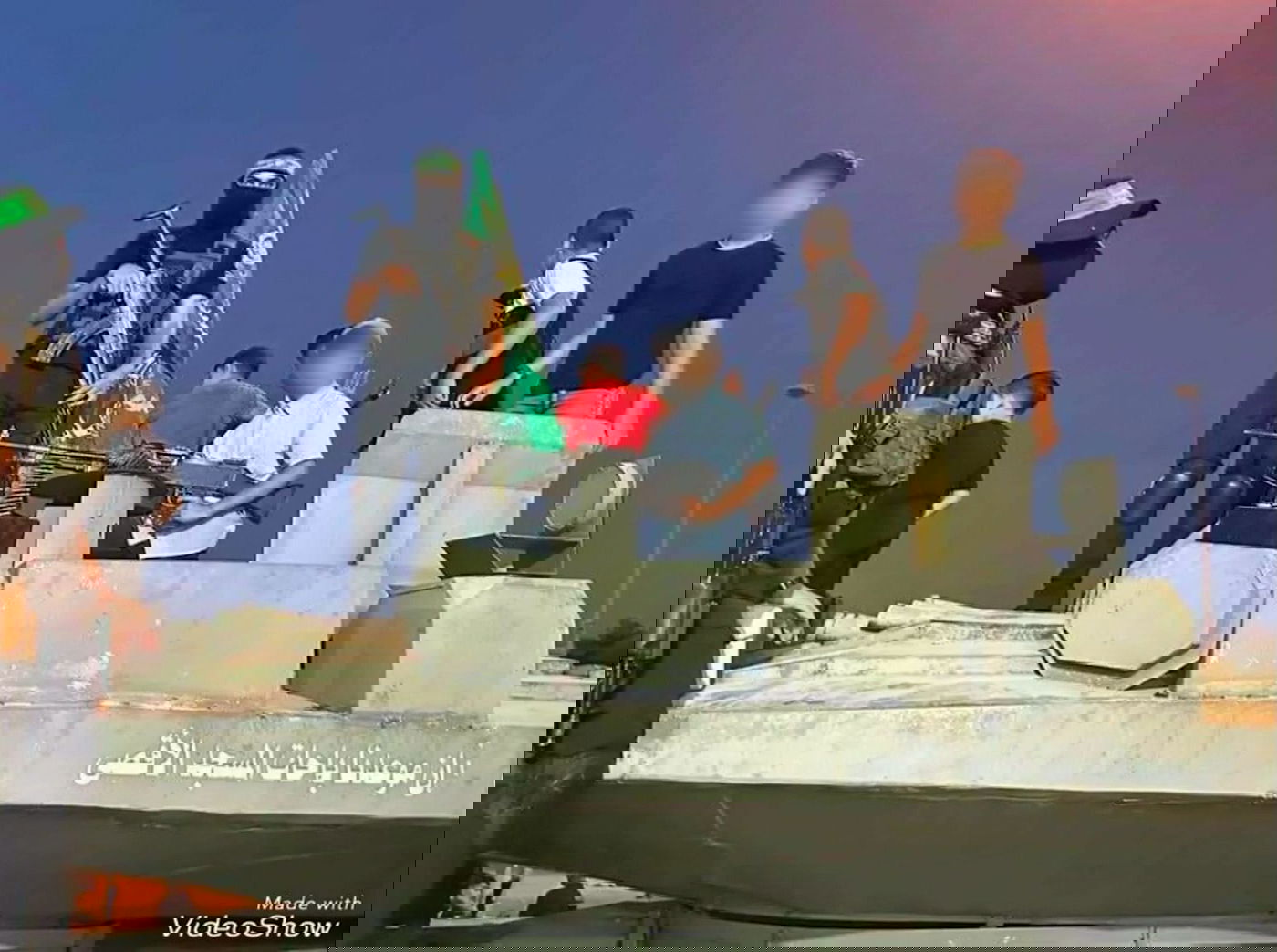 ילדים מתנסים באמצעי לחימה לצד פעילי ארגון הטרור