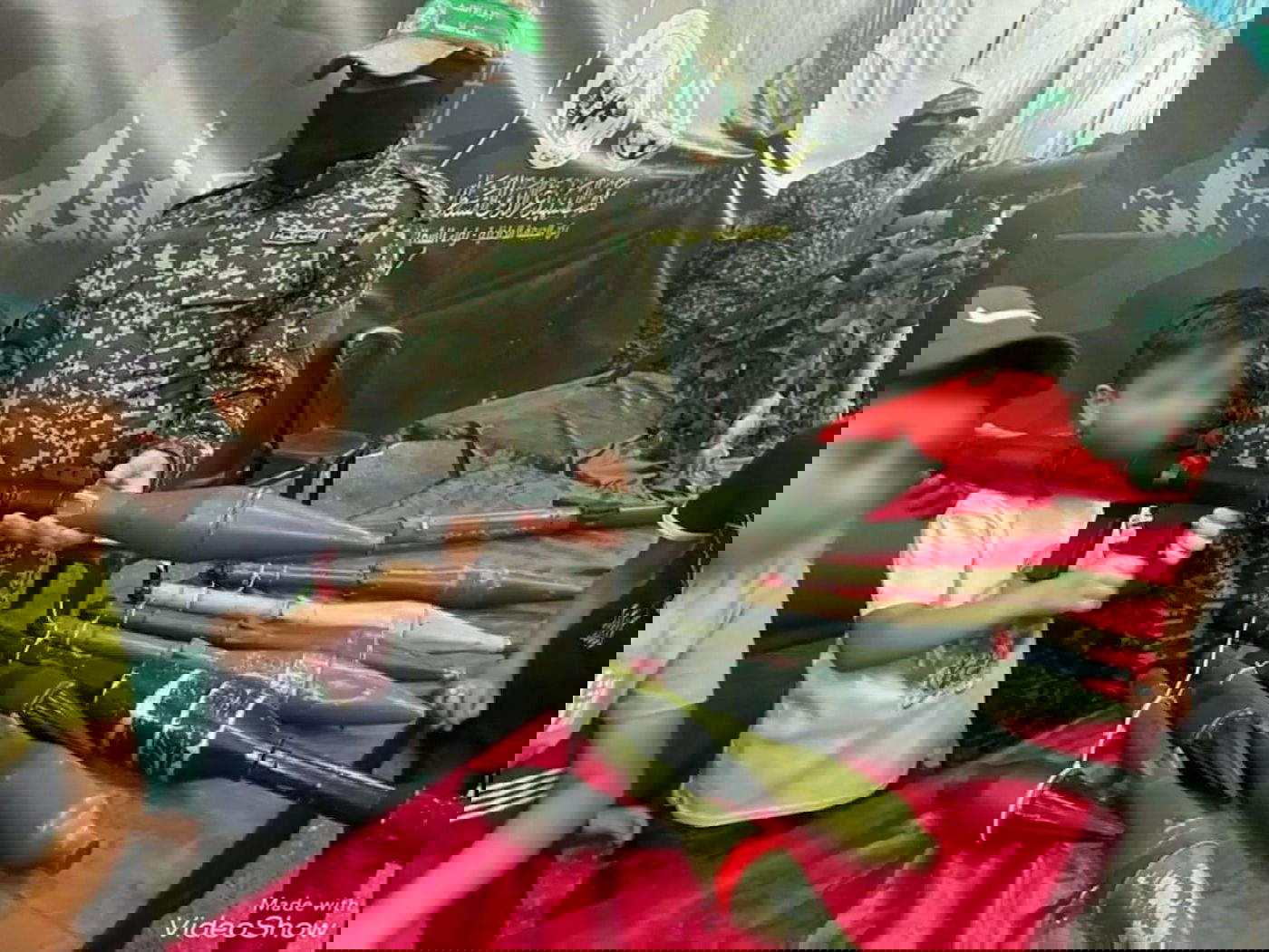 ילדים מתנסים באמצעי לחימה לצד פעילי ארגון הטרור