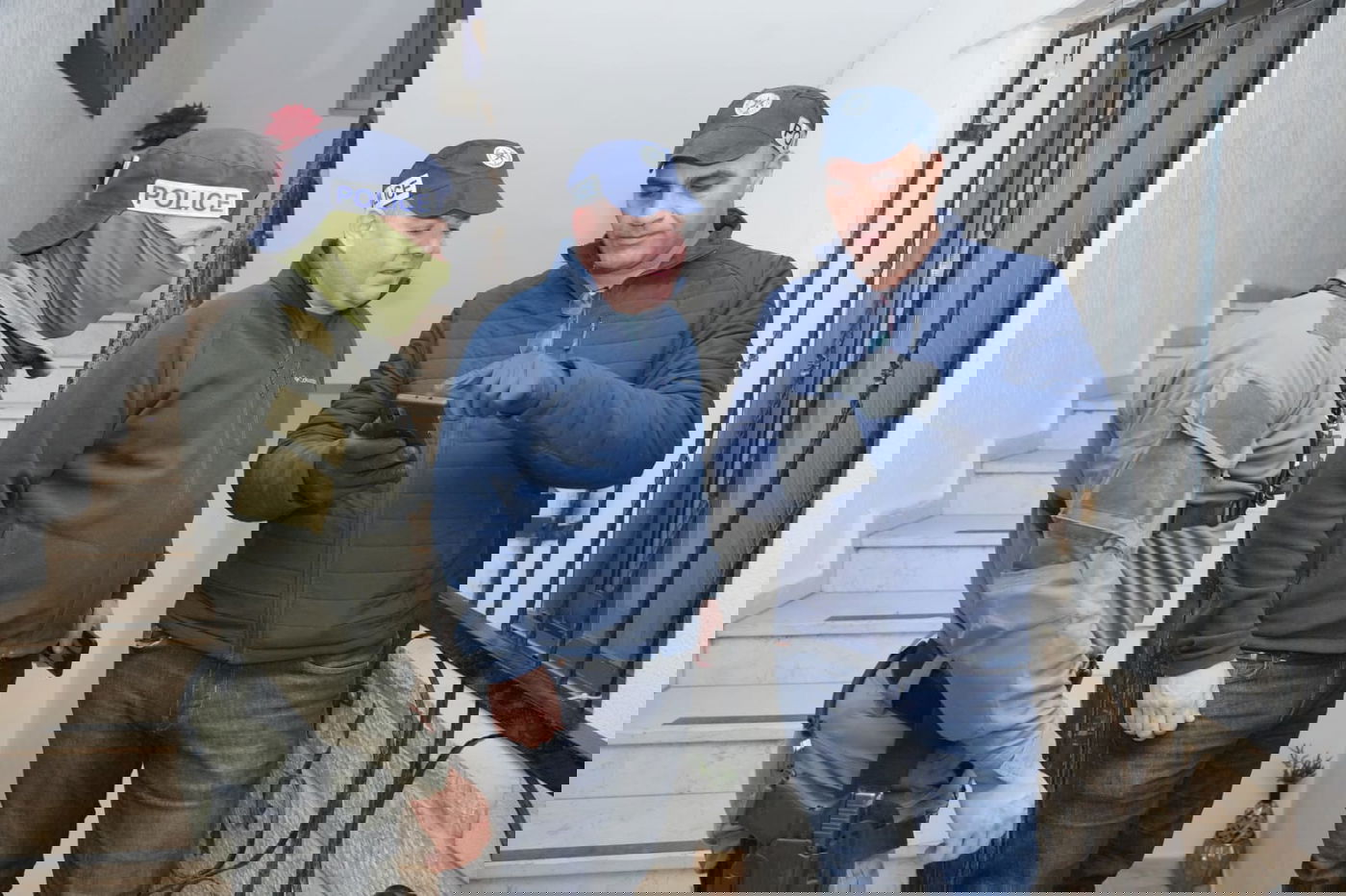 שני עצורים בחשד לסחיטה באיומים של בעל עסק | צפו בפשיטה