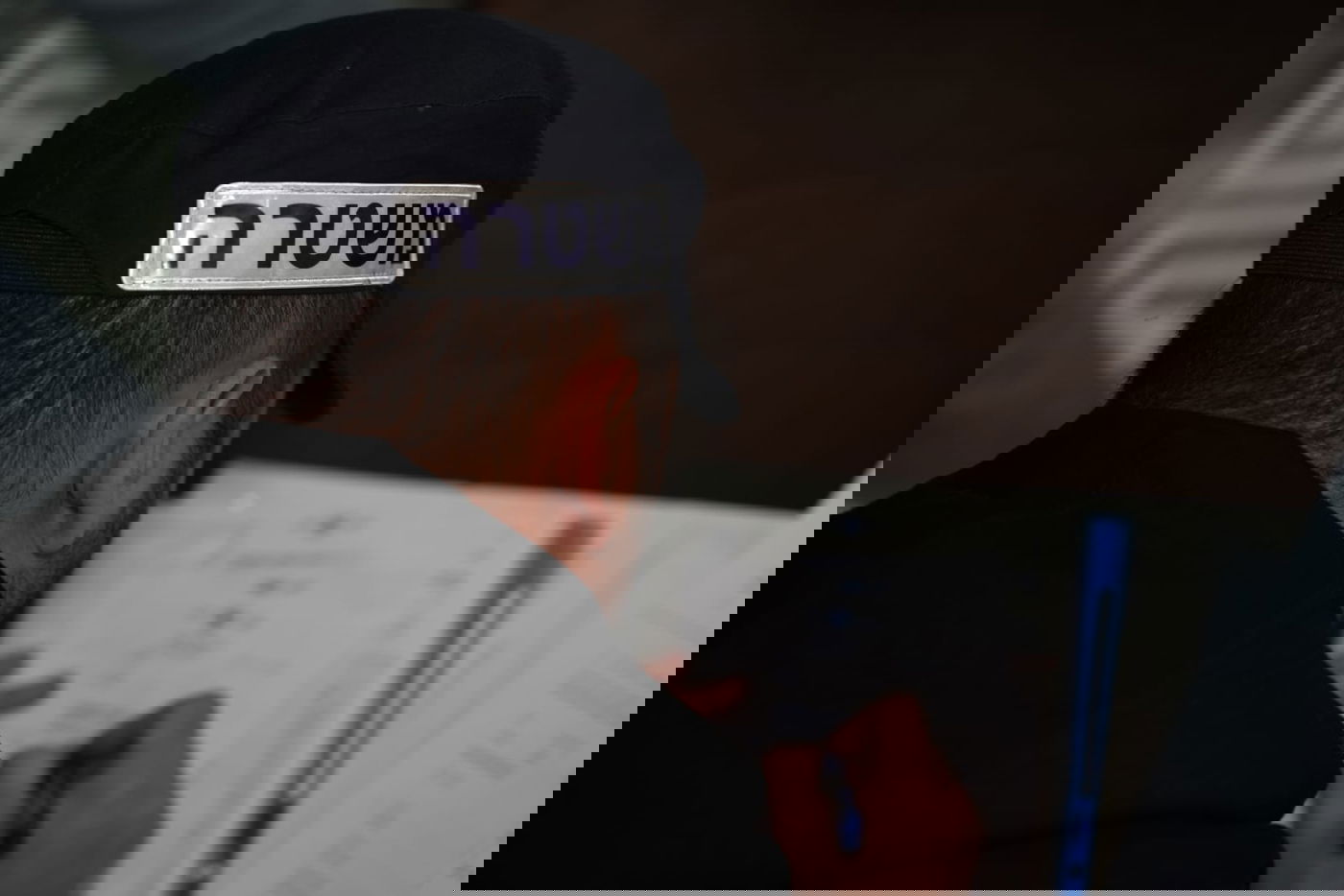 שני עצורים בחשד לסחיטה באיומים של בעל עסק | צפו בפשיטה