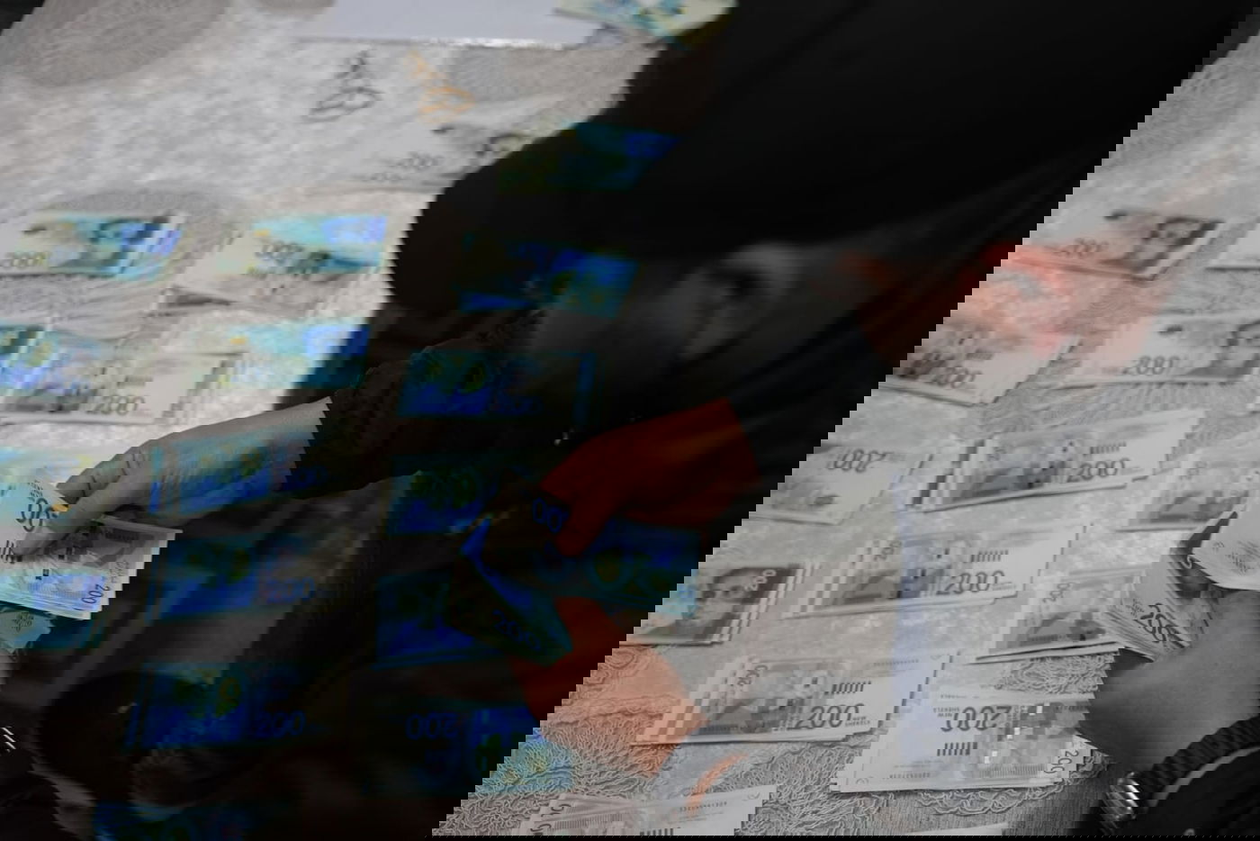 שני עצורים בחשד לסחיטה באיומים של בעל עסק | צפו בפשיטה