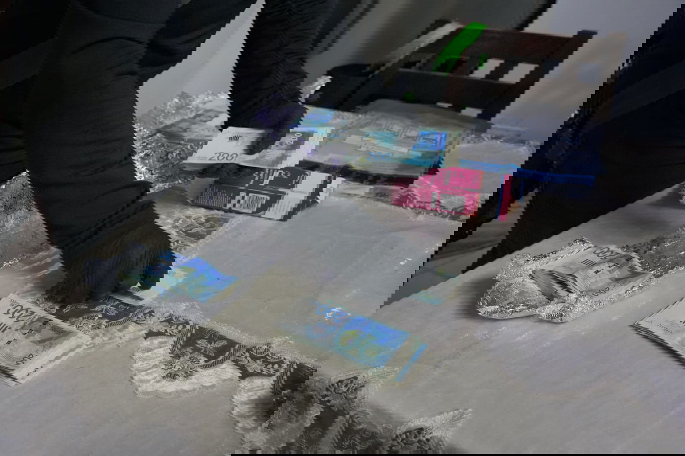 שני עצורים בחשד לסחיטה באיומים של בעל עסק | צפו בפשיטה