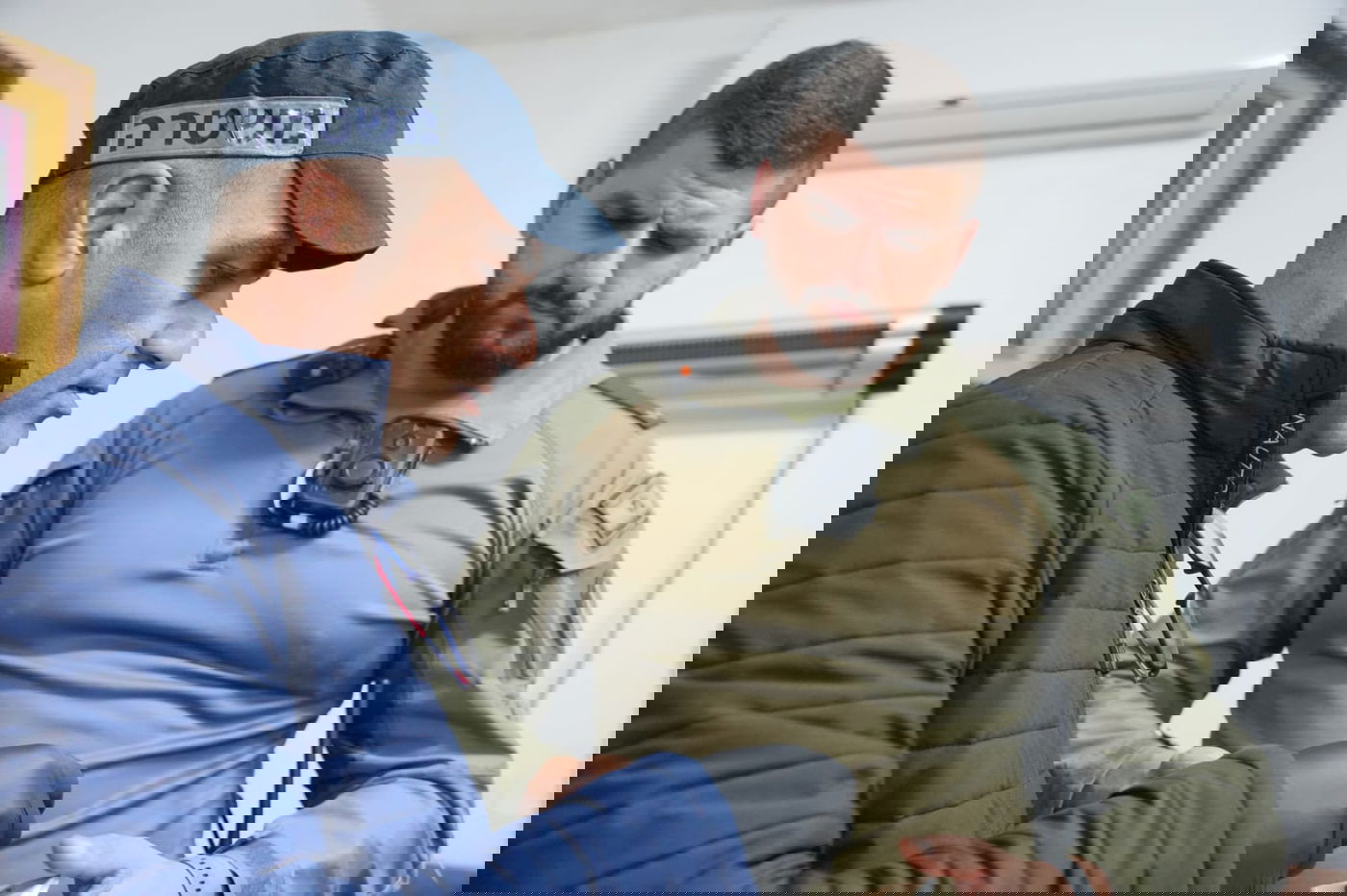 שני עצורים בחשד לסחיטה באיומים של בעל עסק | צפו בפשיטה