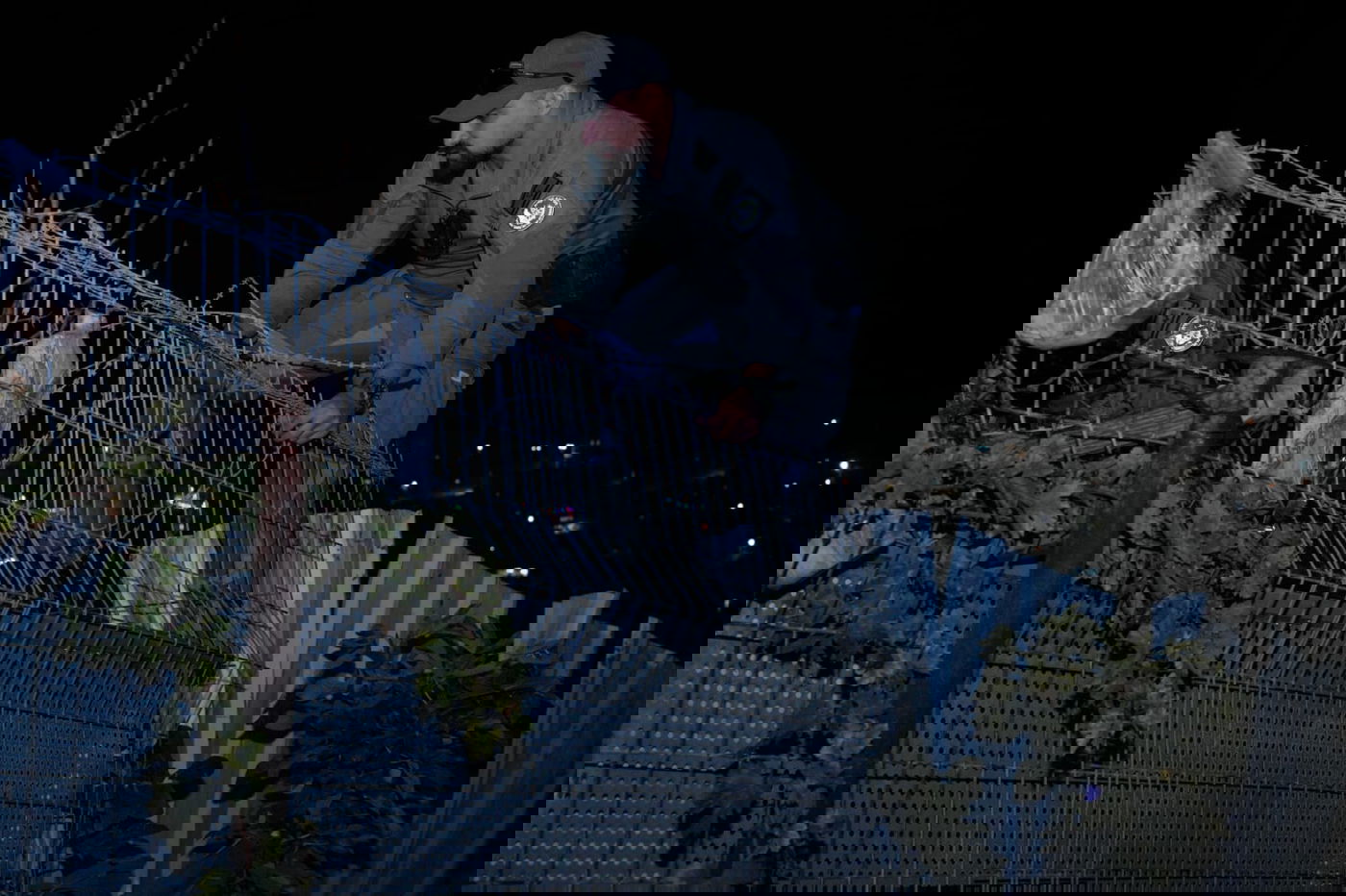 שני עצורים בחשד לסחיטה באיומים של בעל עסק | צפו בפשיטה