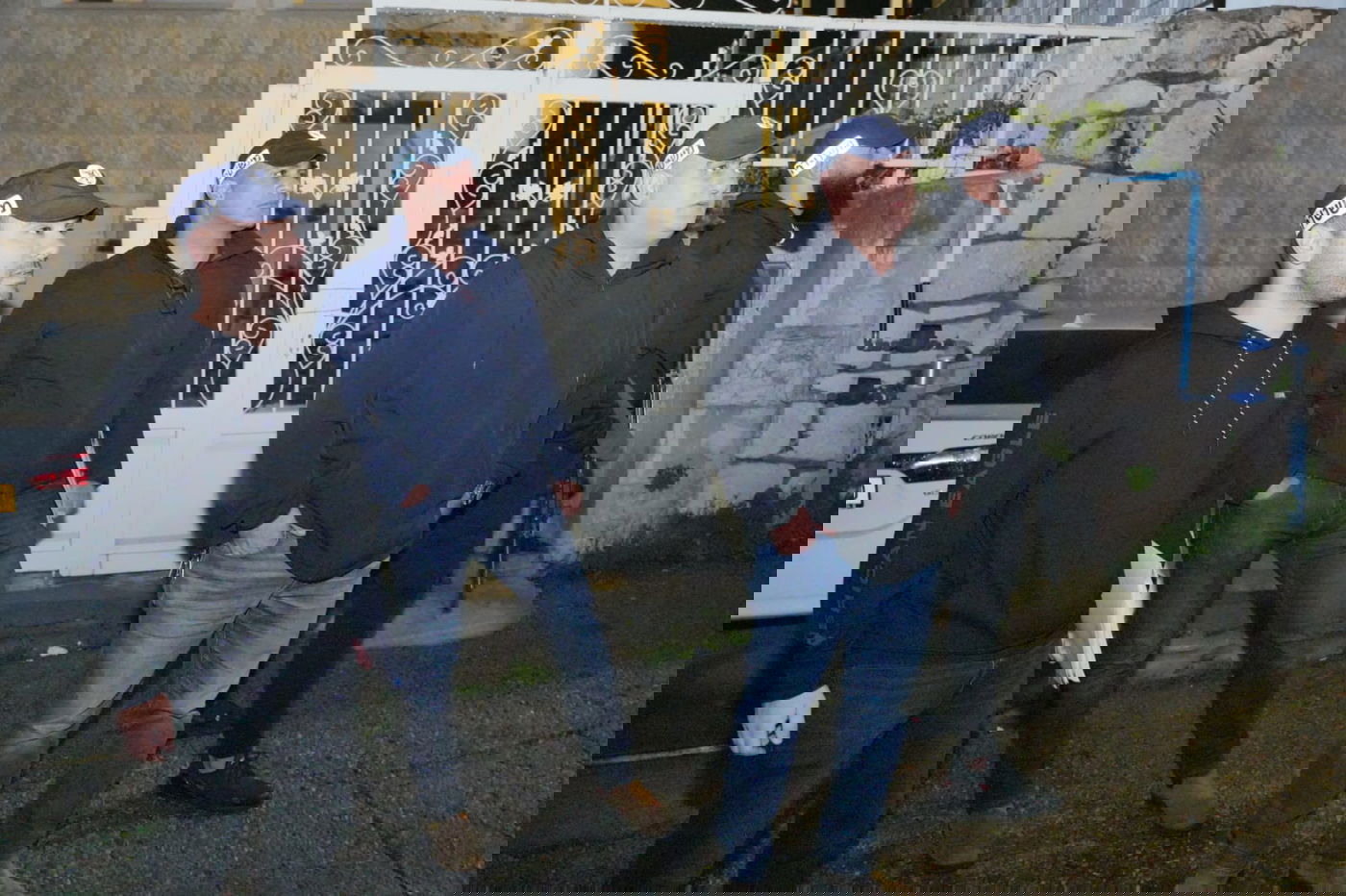 שני עצורים בחשד לסחיטה באיומים של בעל עסק | צפו בפשיטה