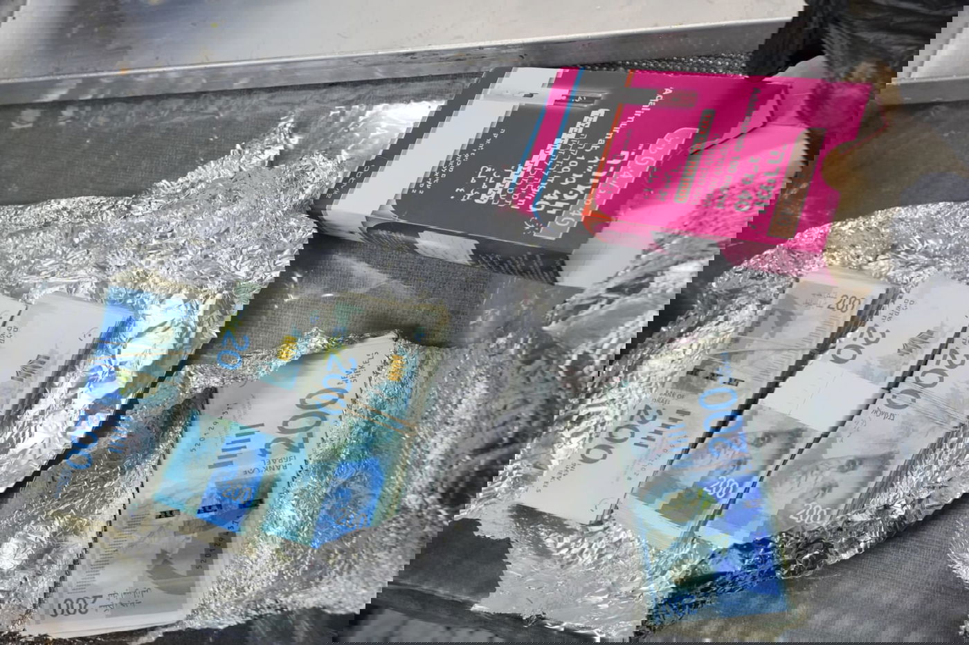 שני עצורים בחשד לסחיטה באיומים של בעל עסק | צפו בפשיטה