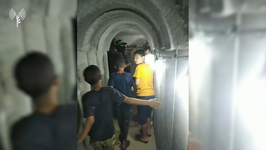 תיעוד של ילדים במתקן אימון של החמאס המדמה מנהרה