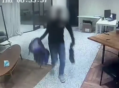 צפו בתיעוד: גנבים פרצו לעסק והבריחו כספות בפחי אשפה