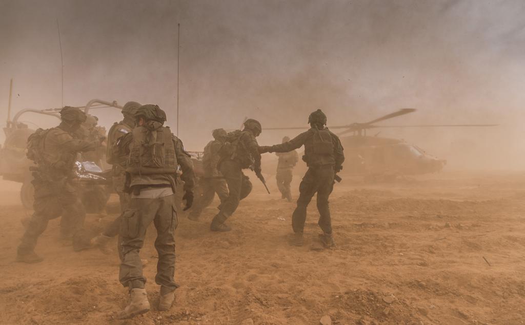 ביום ובלילה: צפו בלוחמי 669 מפנים את חבריהם הפצועים מלב עזה 