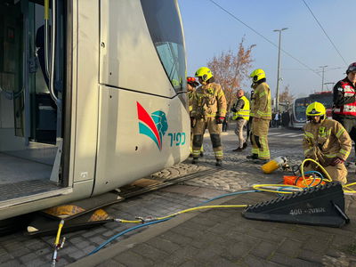 הולך רגל נפגע מהרכבת - וחולץ מתחת לקרונות במצב בינוני