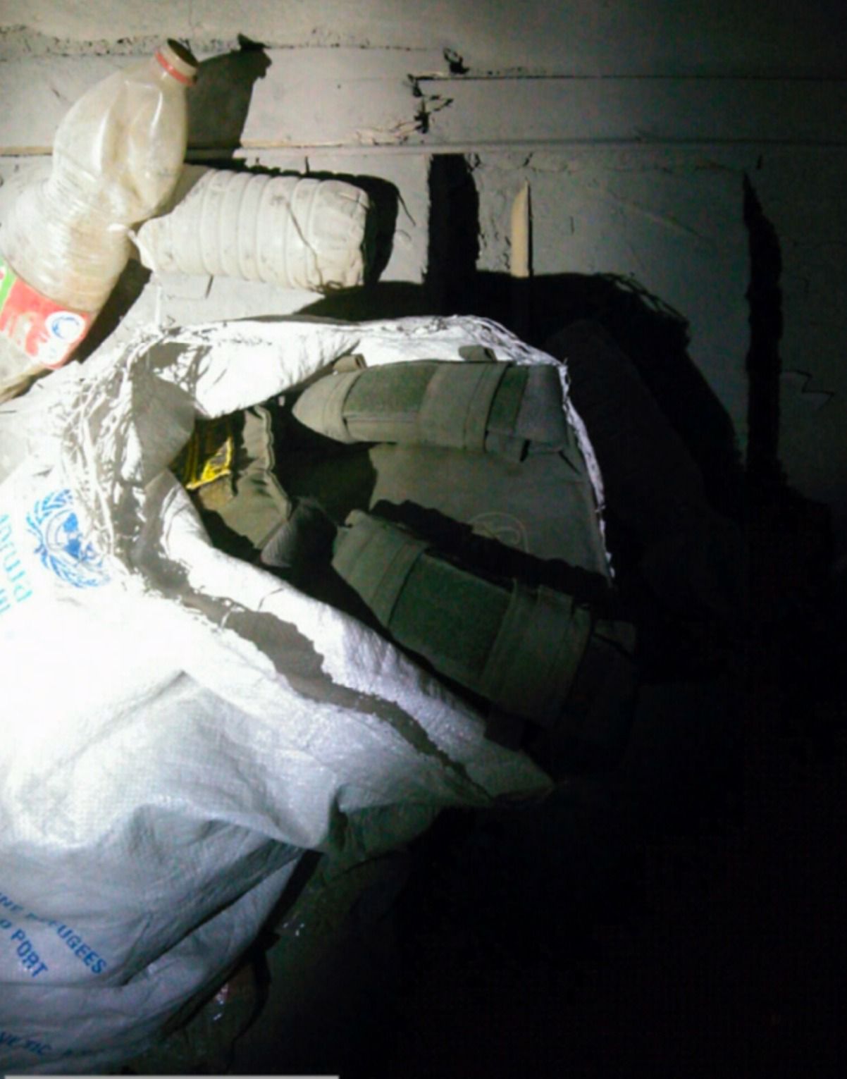 וסטים של מחבלי נוח'בה הוחבאו בתוך שקים של אונר"א